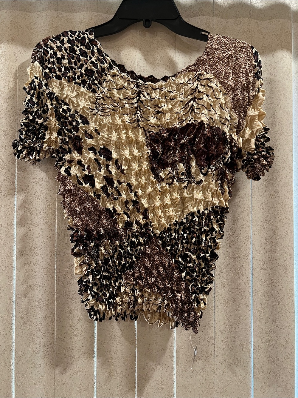 New Popcorn Fashion Women’s Short Sleeve Top in Cream and Brown 𝐎𝐍𝐄 𝐒𝐈𝐙𝐄